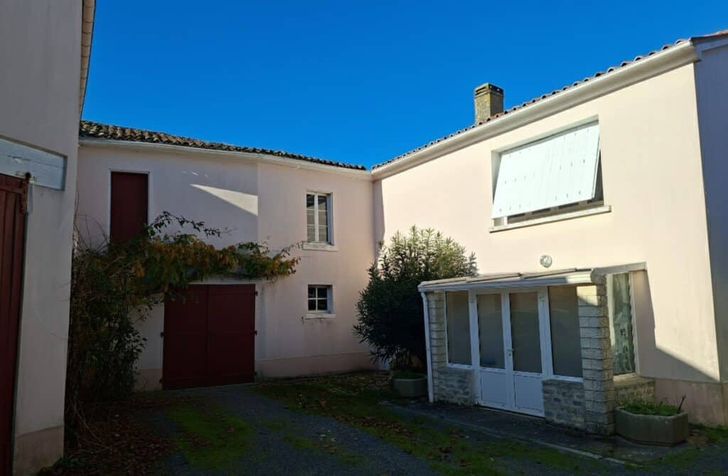 Façade de la maison à rénover à Saint-Michel-le-Cloucq, vue depuis la cour